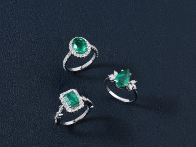 Bague en or 18K sublimée par une émeraude colombienne taille émeraude – Élégance intemporelle