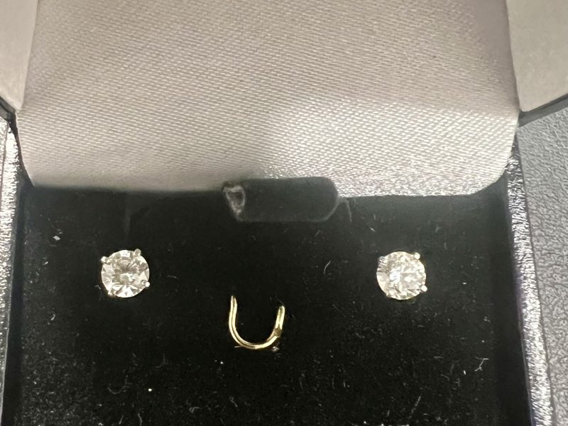 Boucles D'oreilles Puces 0.60 cts Diamants Or 18 Carats