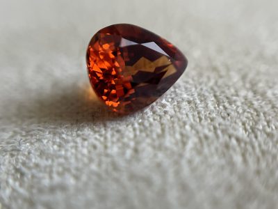 Négociant en gemmes / Gemmologue