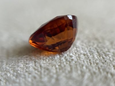 Négociant en gemmes / Gemmologue