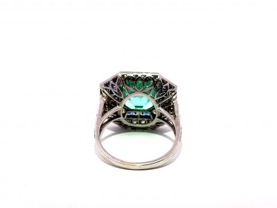 Anillo Art Déco con Esmeralda Octogonal Colombiana, Zafiros y Diamantes.
