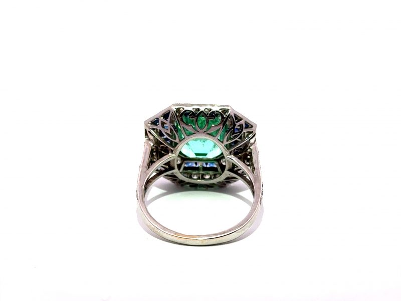 Anillo Art Déco con Esmeralda Octogonal Colombiana, Zafiros y Diamantes.