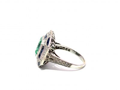 Anillo Art Déco con Esmeralda Octogonal Colombiana, Zafiros y Diamantes.