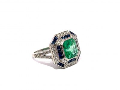 Anillo Art Déco con Esmeralda Octogonal Colombiana, Zafiros y Diamantes.