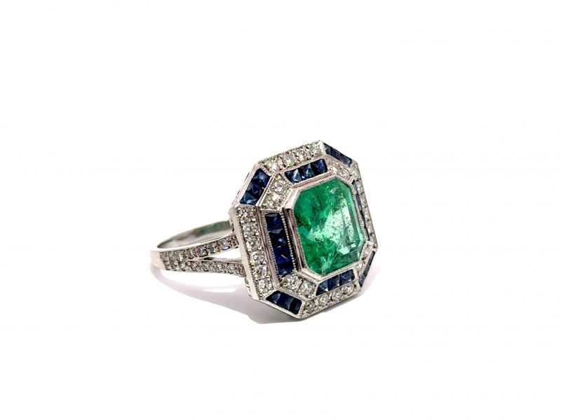 Anillo Art Déco con Esmeralda Octogonal Colombiana, Zafiros y Diamantes.