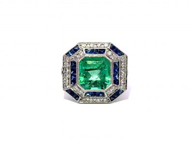 Anillo Art Déco con Esmeralda Octogonal Colombiana, Zafiros y Diamantes.