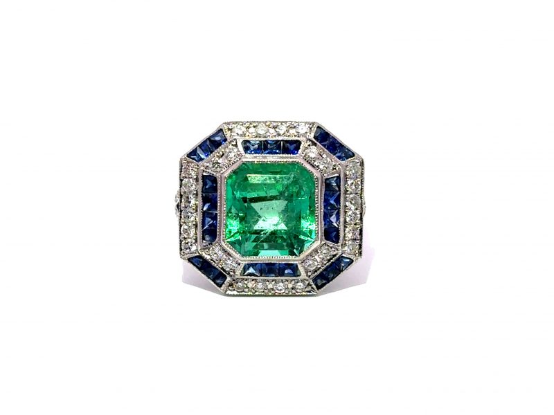 Anillo Art Déco con Esmeralda Octogonal Colombiana, Zafiros y Diamantes.